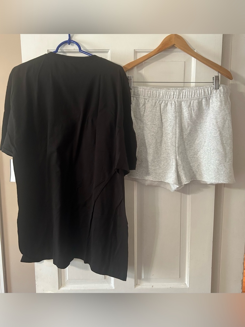 Women’s No Boundaries Shorts w/ Hello Kitty Shirt 2x - Picture 3 of 8